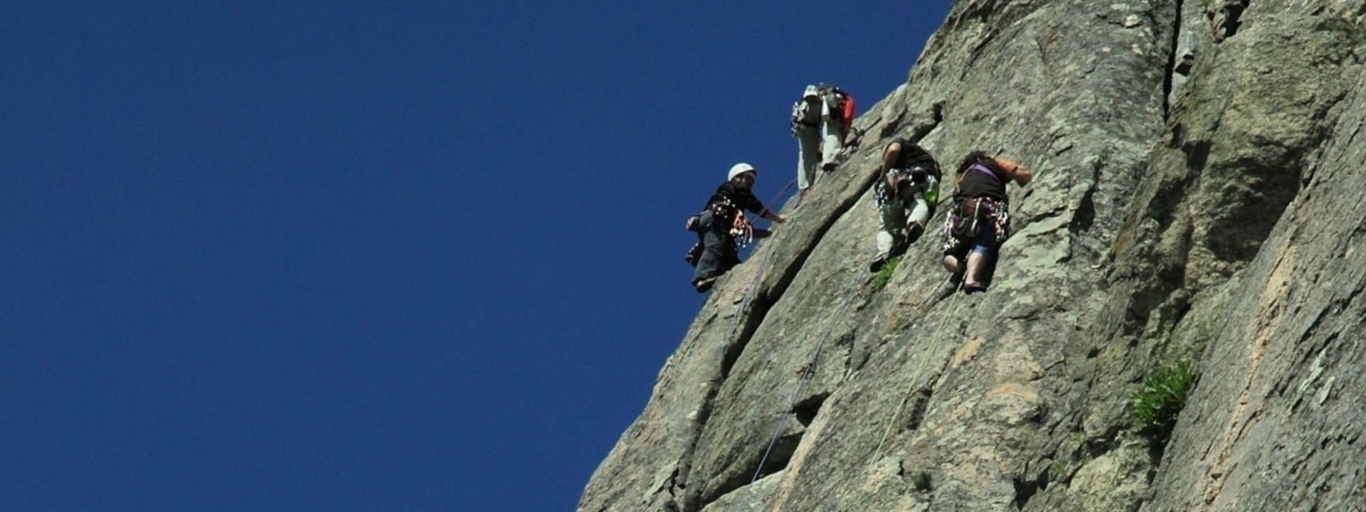 Escalada clásica en vías semiequipadas