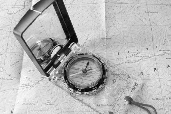 Mapa y brújula en montaña
