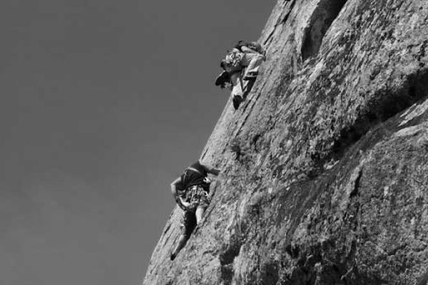 Curso de escalada clásica en vías semiequipadas dinámica de cordada