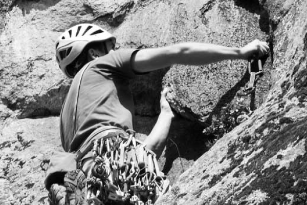 Curso de escalada clásica en vías semiequipadas montaje de reuniones